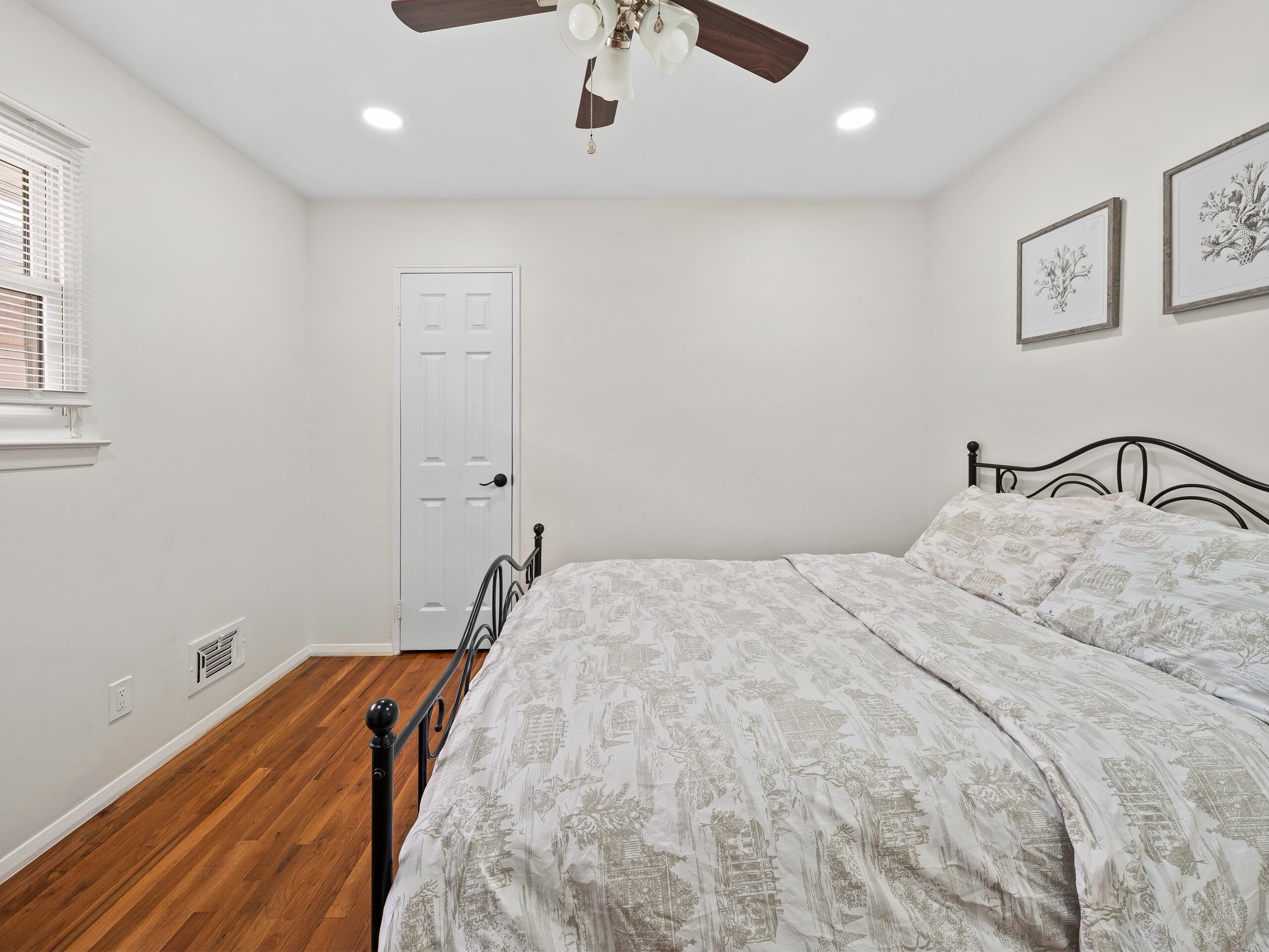 3 bedrooms, desk, iron/ironing board, travel crib
