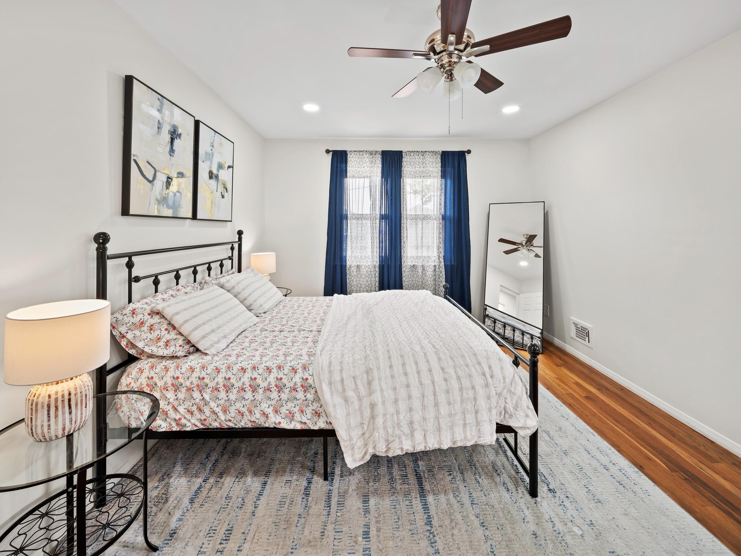 3 habitaciones, escritorio y tabla de planchar con plancha 