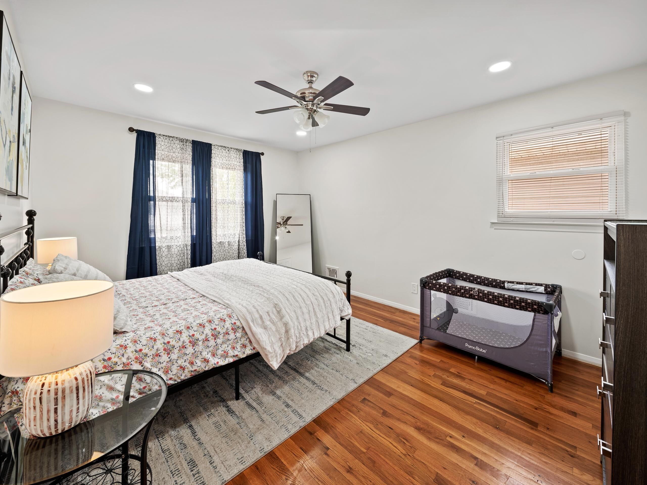 3 bedrooms, desk, iron/ironing board, travel crib