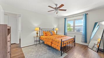 3 chambres, bureau, fer et planche Ă repasser, lit parapluie