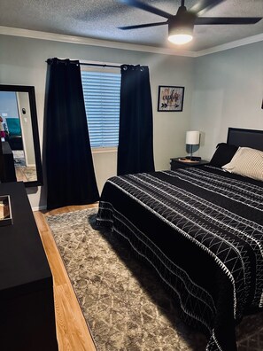 3 多间卧室、客房内保险箱、办公桌、旅行婴儿床