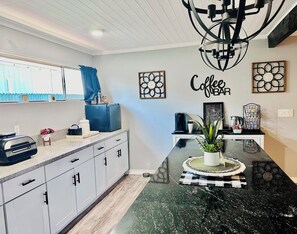 冰箱、微波炉、烤箱、炉灶