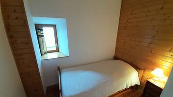 Basic Triple Room | Individually decorated, individually furnished, desk, laptop workspace