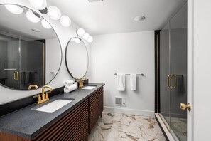 Een douche, een haardroger, handdoeken