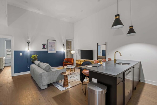 Eine moderne Wohnung mit Küche, Essbereich und Wohnzimmer.