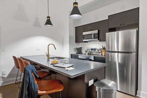 Een koelkast, een magnetron, een kookplaat, een vaatwasser