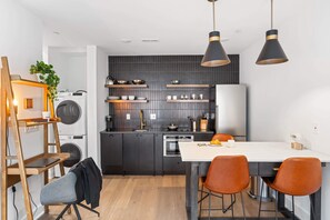 Réfrigérateur, micro-ondes, four, plaque de cuisson