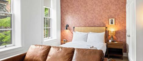 1 camera, una scrivania, ferro/asse da stiro, culla da viaggio