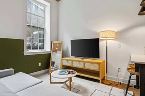 TV, offices - Sosuite | Studio Apt w Laundry, Courtyard View (Philadelphia)