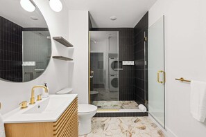 Dusche, Haartrockner, Handtücher, Shampoo