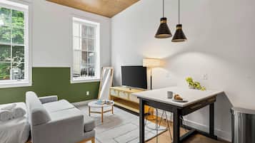 Een televisie en een kantoor