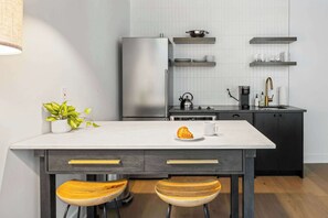 Réfrigérateur, micro-ondes, plaque de cuisson, lave-vaisselle