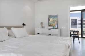 2 quartos, escrivaninha, ferros/tábuas de passar roupa