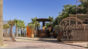 Una entrada con puerta y letrero que dice 'The Beach Club'.