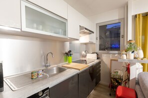 Kühlschrank, Mikrowelle, Ofen, Herdplatte