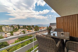 Superior Suite with Side Sea View | Balcón