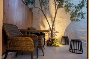 Elegant Room with Patio | Terraza o patio