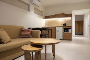 Family One Bedroom Suite | Dapur kecil pribadi | Lemari es, microwave, mesin espresso, dan mesin pembuat kopi/teh