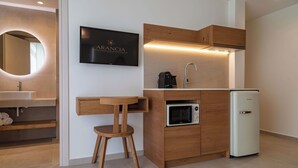 Una cocina moderna equipada con microondas, cafetera y refrigerador.