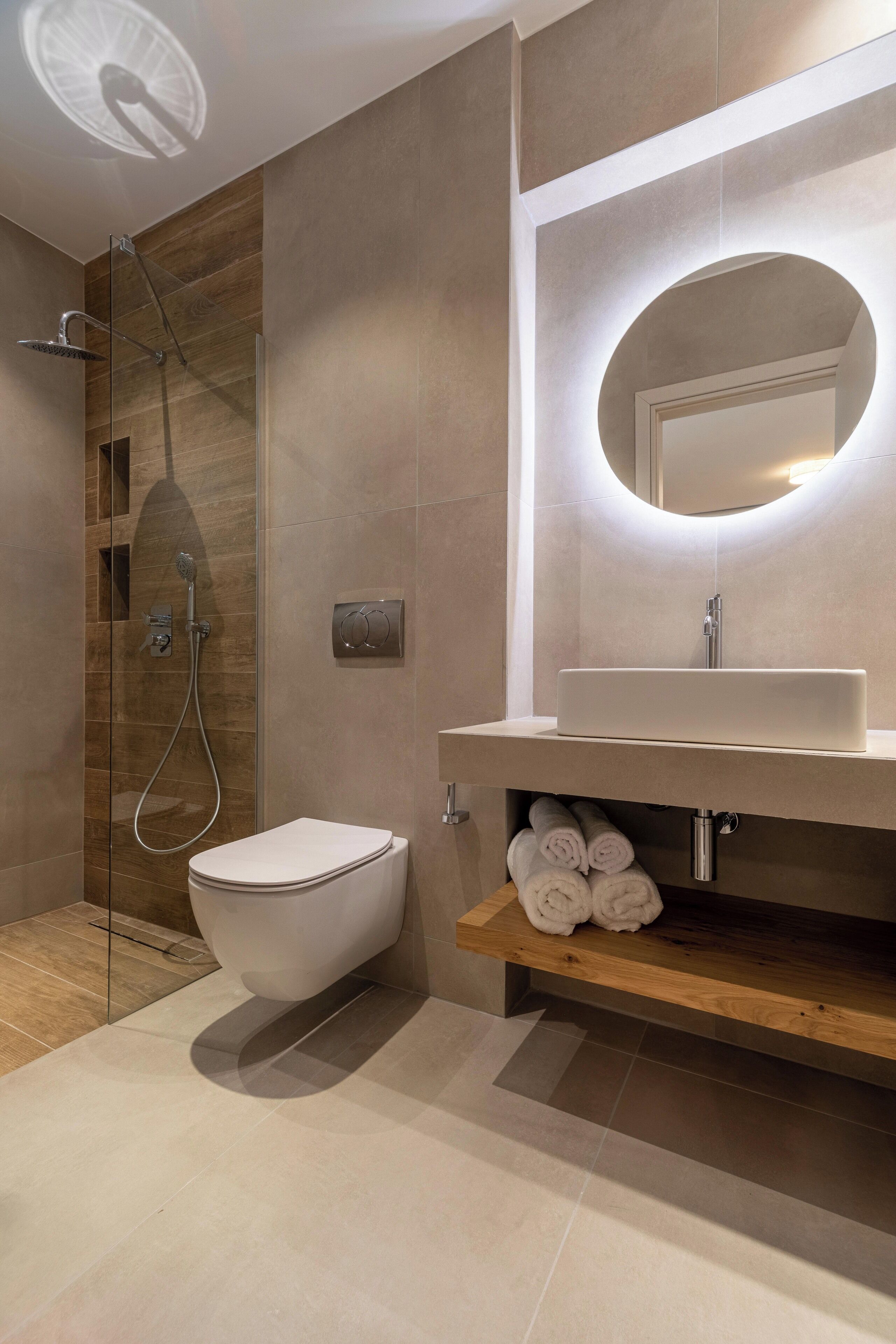 Elegant Room with Patio | Bagno | Doccia, set di cortesia gratuito, asciugacapelli, asciugamani