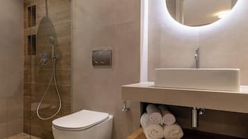 Elegant Room with Patio | Bagno | Doccia, set di cortesia gratuito, asciugacapelli, asciugamani