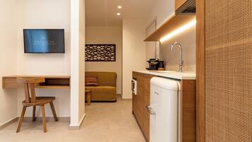 Superior Suite with Side Sea View | Cocineta privada | Refrigerador, microondas, cafetera de espresso y cafetera y tetera