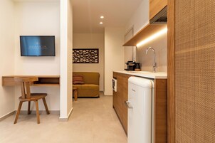 Superior Suite with Side Sea View | Cocina básica privada | Frigorífico, microondas, máquina de café espresso y cafetera o tetera