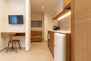 Superior Suite with Side Sea View | Cocineta privada | Refrigerador, microondas, cafetera de espresso y cafetera y tetera