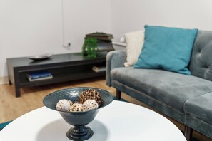 Smart TV, fireplace - Columbus Modern Apartment (Columbus)