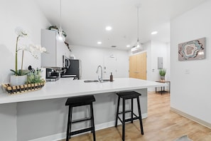 Oven, stovetop, dishwasher, coffee/tea maker - Columbus Modern Apartment (Columbus)