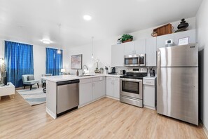 Réfrigérateur, four à micro-ondes, un four, surface de cuisson