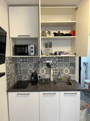 Fridge, microwave, stovetop, cookware/dishes/utensils - Charming apartment 5 min from Paris (Clichy)