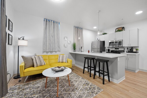 Smart TV, fireplace - Town St Medical Lofts Unit (Columbus)