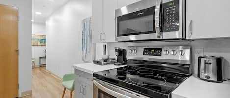 Réfrigérateur, four à micro-ondes, un four, surface de cuisson