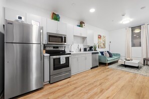 Réfrigérateur, micro-ondes, four, plaque de cuisson