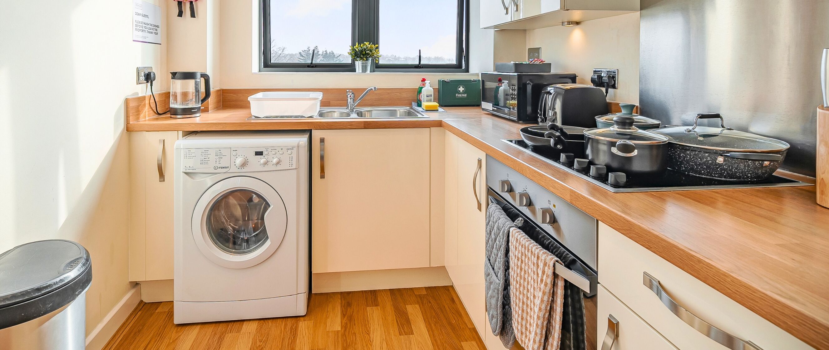 디럭스 아파트, 시내 전망 | 전용 주방 | 대용량 냉장고, 전자레인지, 오븐, 쿡탑