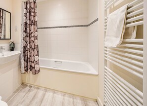 Deluxe Apartment, City View | Bathroom | Free toiletries, hair dryer, towels, shampoo - Festival Place Modern Town Center Apt (Basingstoke)