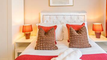 Deluxe Apartment, City View | 2 bilik tidur, meja, ruang kerja komputer riba, seterika/papan seterika