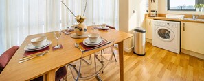 Deluxe Apartment, City View | In-room dining - Festival Place Modern Town Center Apt (Basingstoke)