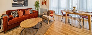 Deluxe appartement, uitzicht op de stad | Woonruimte | Televisie, Netflix en streamingdiensten