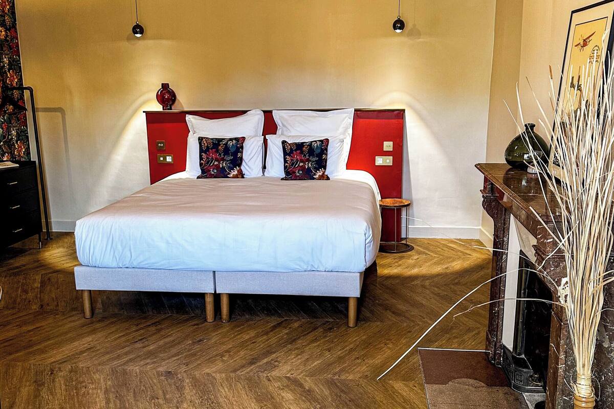 Kamar Double Premium | Seprai premium, ruang kerja ramah laptop, dan tempat tidur bayi gratis