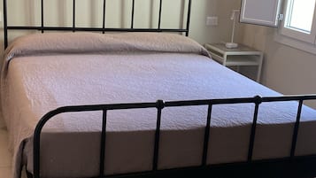 Deluxe-Zimmer, Nichtraucher, eigenes Bad | 1 Schlafzimmer, Zimmersafe, Schreibtisch, schallisolierte Zimmer