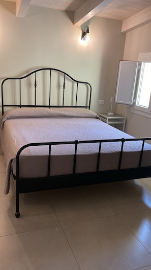 Deluxe Room, Non Smoking, Private Bathroom | 1 bedroom, in-room safe, desk, soundproofing