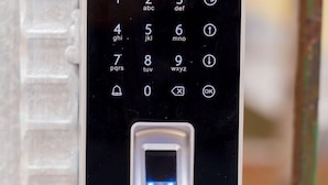 A black keypad with a digital display showing the time as 17:43. - B&B CIVICO 33 (Scalea)