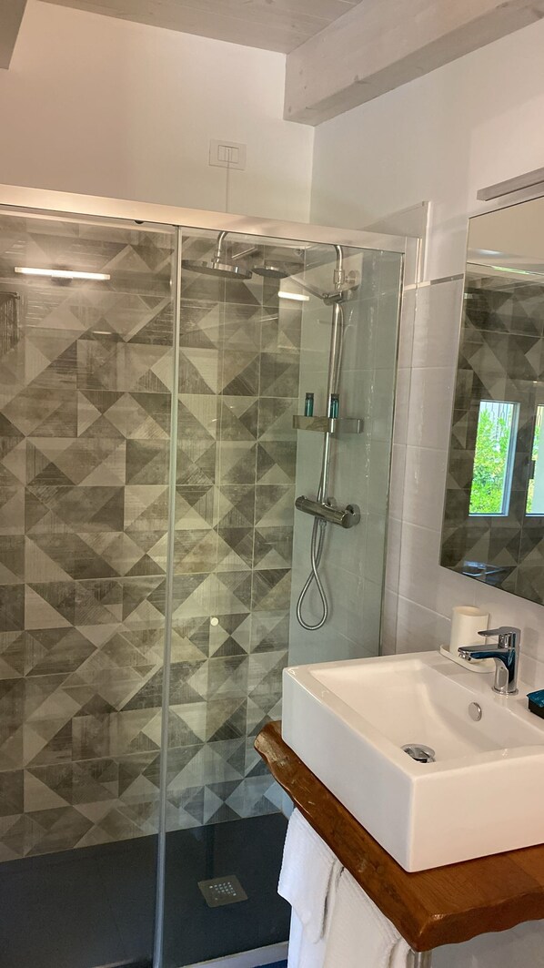 Deluxe Room, Non Smoking, Private Bathroom | Bathroom | Hair dryer, slippers