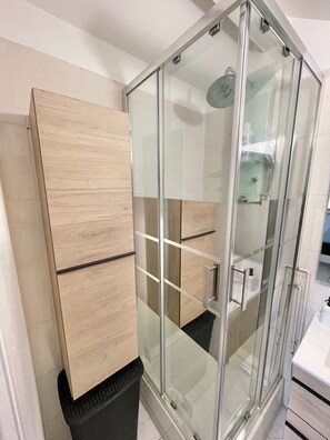 Hair dryer, towels, soap, shampoo - Charmante Maison Mitoyenne (Melun)