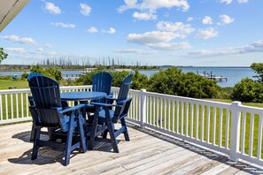 Outdoor dining - Sunrise Sound Cottage-Waterfront Home w/ Dock (Marshallberg)