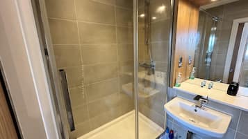 Apartment | Bathroom | Shower, free toiletries, hair dryer, towels