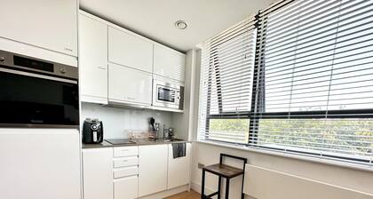 Condo Apartment With Workspace