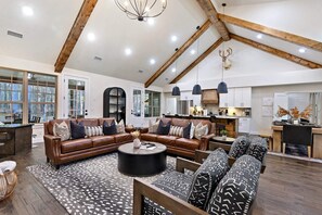 Smart TV, fireplace, video games - Pickleball, Pool, Splash Fountain ,Clubhouse , Walking Trails , Basketball (Broken Bow)